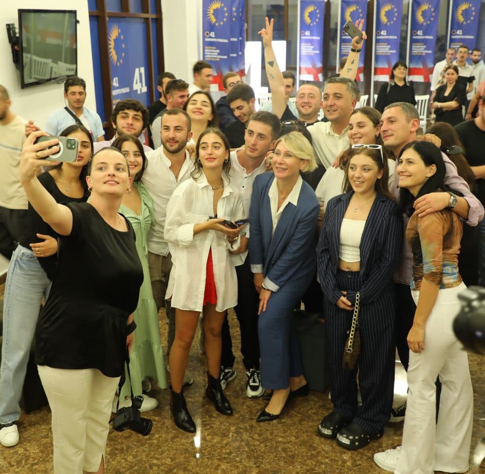 დავით კოდუა და ნინო წილოსანი ზუგდიდელ ახალგაზრდებს და აფხაზეთიდან დევნილ ქალებს შეხვდნენ