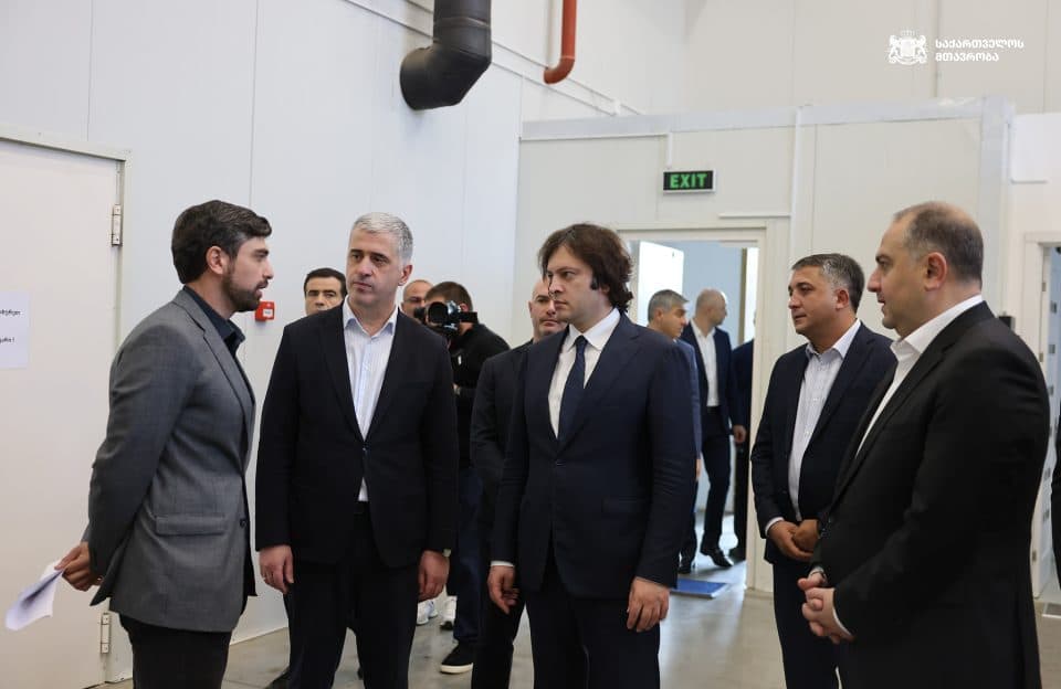 პრემიერმა ზუგდიდში თხილის გადამმუშავებელი საწარმო დაათვალიერა