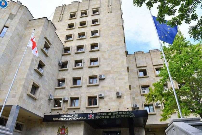 პროკურატურამ პოლიციელებზე თავდასხმისა და სხვისი ნივთის დაზიანების ფაქტებზე ოთხ პირს ბრალდება წარუდგინა