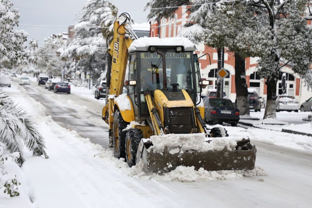 ფოთში, თოვლის სახით მოსული უხვი ნალექისგან დილიდან ინტენსიურად მიმდინარეობს გზების გაწმენდა - image 4