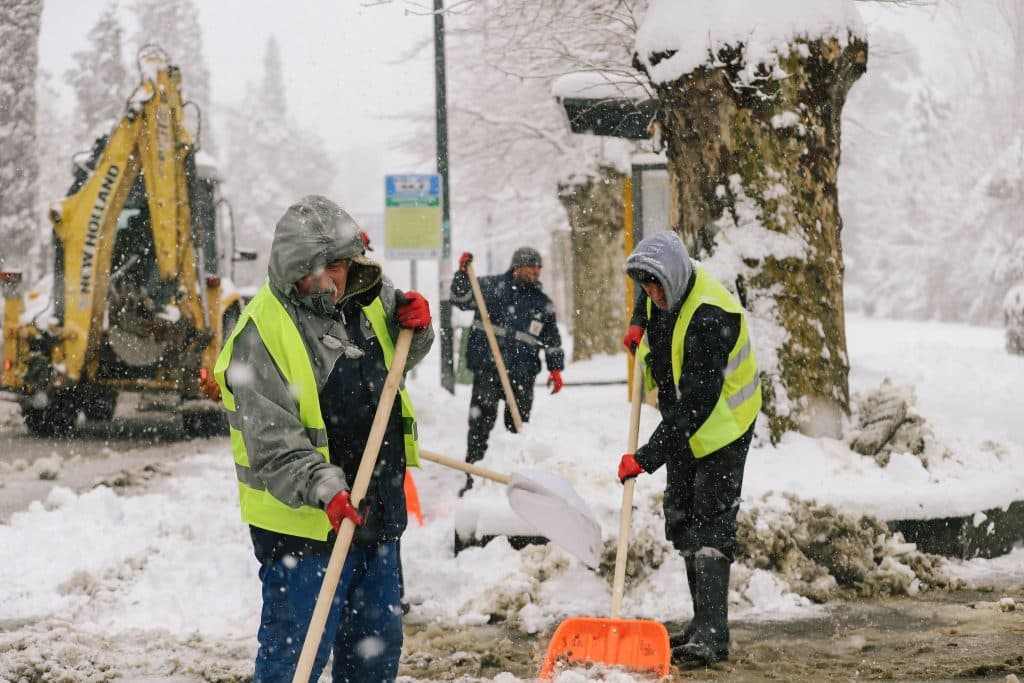 ფოთში, თოვლის სახით მოსული უხვი ნალექისგან დილიდან ინტენსიურად მიმდინარეობს გზების გაწმენდა - image 3