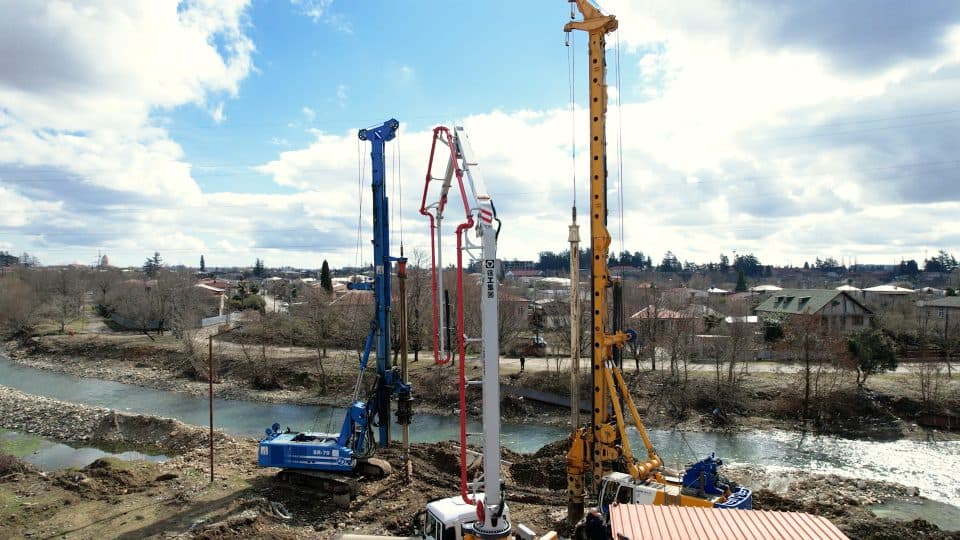 ზუგდიდიში მდინარე ჩხოუშზე ახალი ხიდი შენდება