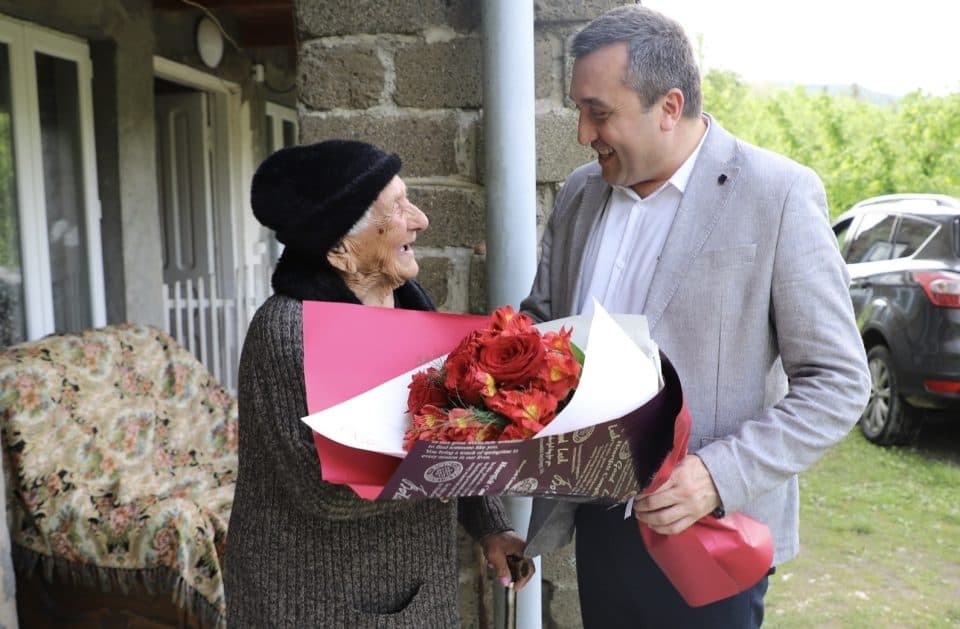 მარტვილის მერია 100 წლის ორ ქალბატონს 2000-2000 ლარს გადასცემს