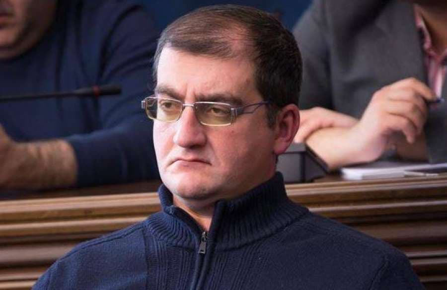 ცოტნე გამსახურდიას მიმართ უფლებამოსილების გადამეტების და სამსახურებრივი სიყალბის ფაქტზე, სასჯელაღსრულების დეპარტამენტის თავმჯდომარის ყოფილ მოადგილეს და სამკურნალო დაწესებულების ყოფილ დირექტორს, ბრალდება წარედგინა