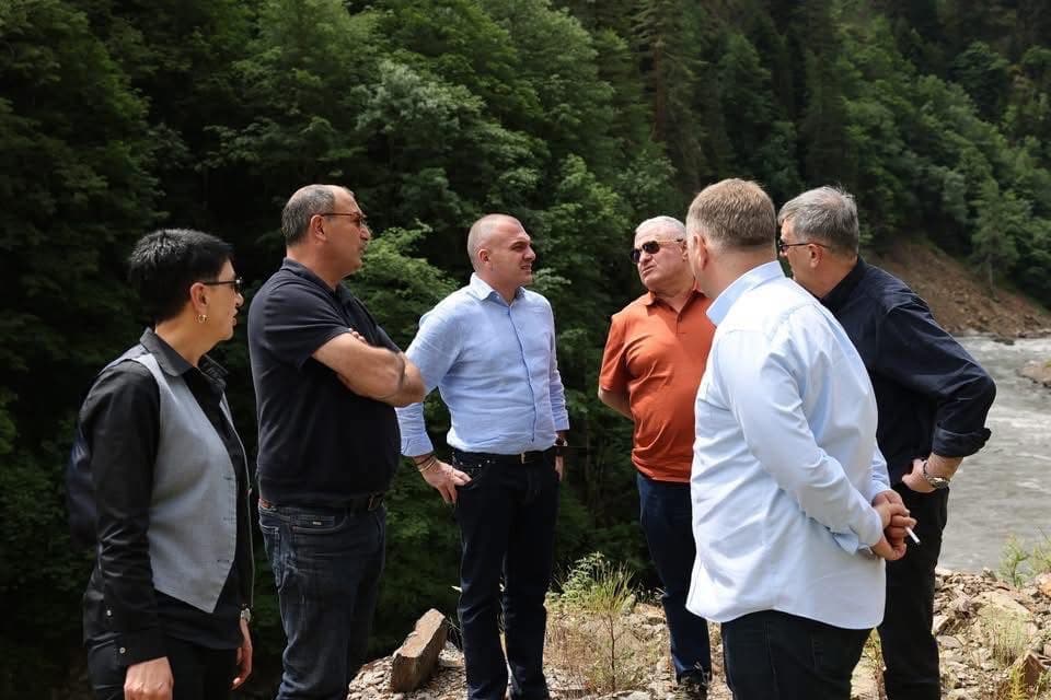 ინფრასტრუქტურის მინისტრი მესტიის ცენტრალური გზის რეაბილიტაციის სამუშაოებს გაეცნო - image 3