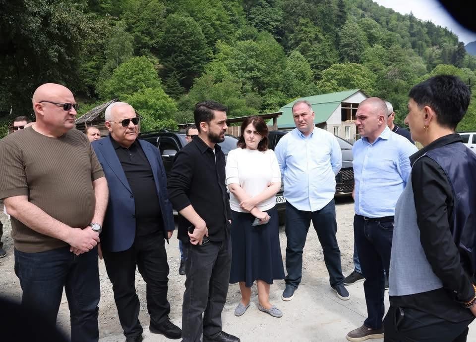 ზუგდიდი-მესტიის გზაზე სტიქიისგან დაზიანებული მონაკვეთების რეაბილიტაცია ხორციელდება