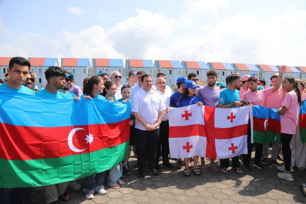 ქართველი და აზერბაიჯანელი ახალგაზრდები ანაკლიის ბანაკში ერთად ისვენებენ - image 4