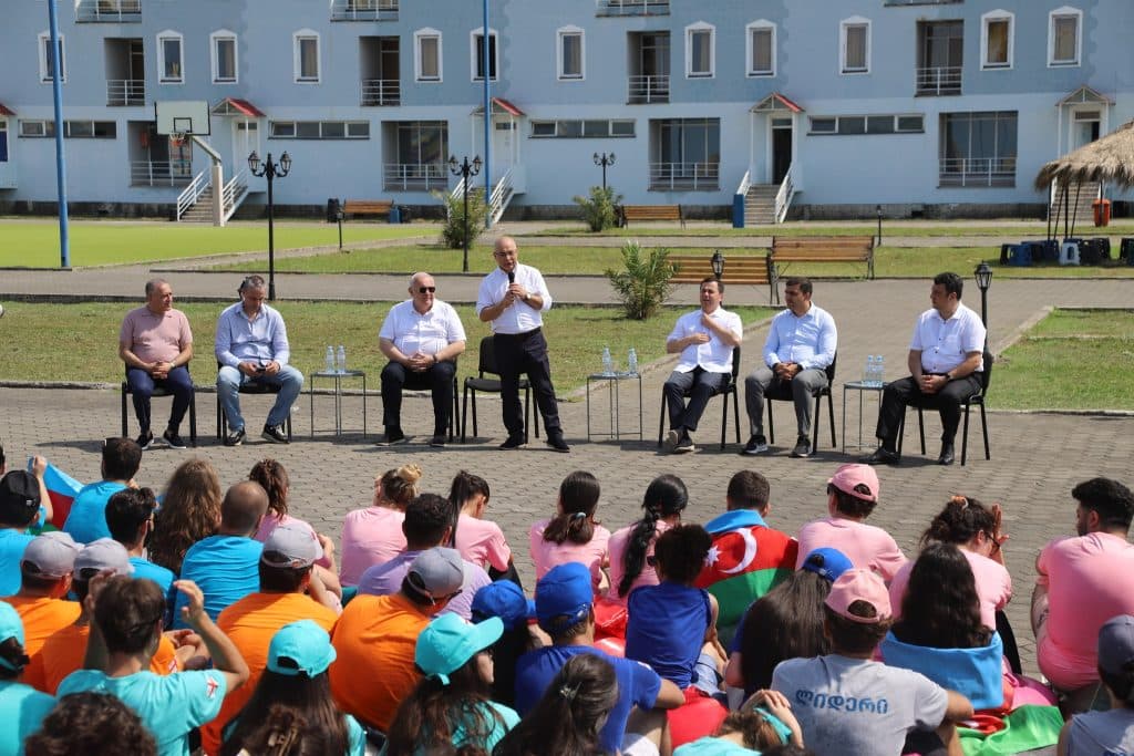 ქართველი და აზერბაიჯანელი ახალგაზრდები ანაკლიის ბანაკში ერთად ისვენებენ - image 3