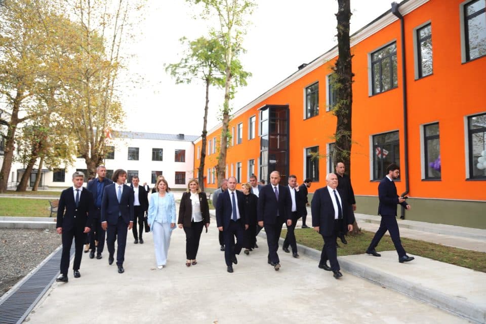 საქართველოს პრემიერ-მინისტრი ირაკლი კობახიძე ფოთის რეაბილიტირებულ N15 საჯარო სკოლაში იმყოფებოდა