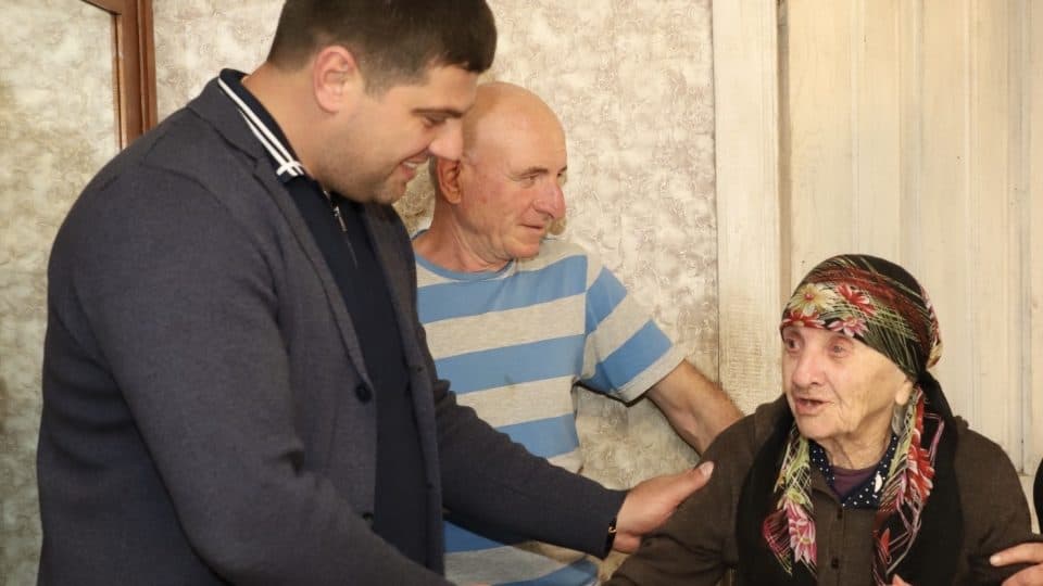 მარტვილის მერმა 100 წლის ქალბატონს იუბილე მიულოცა