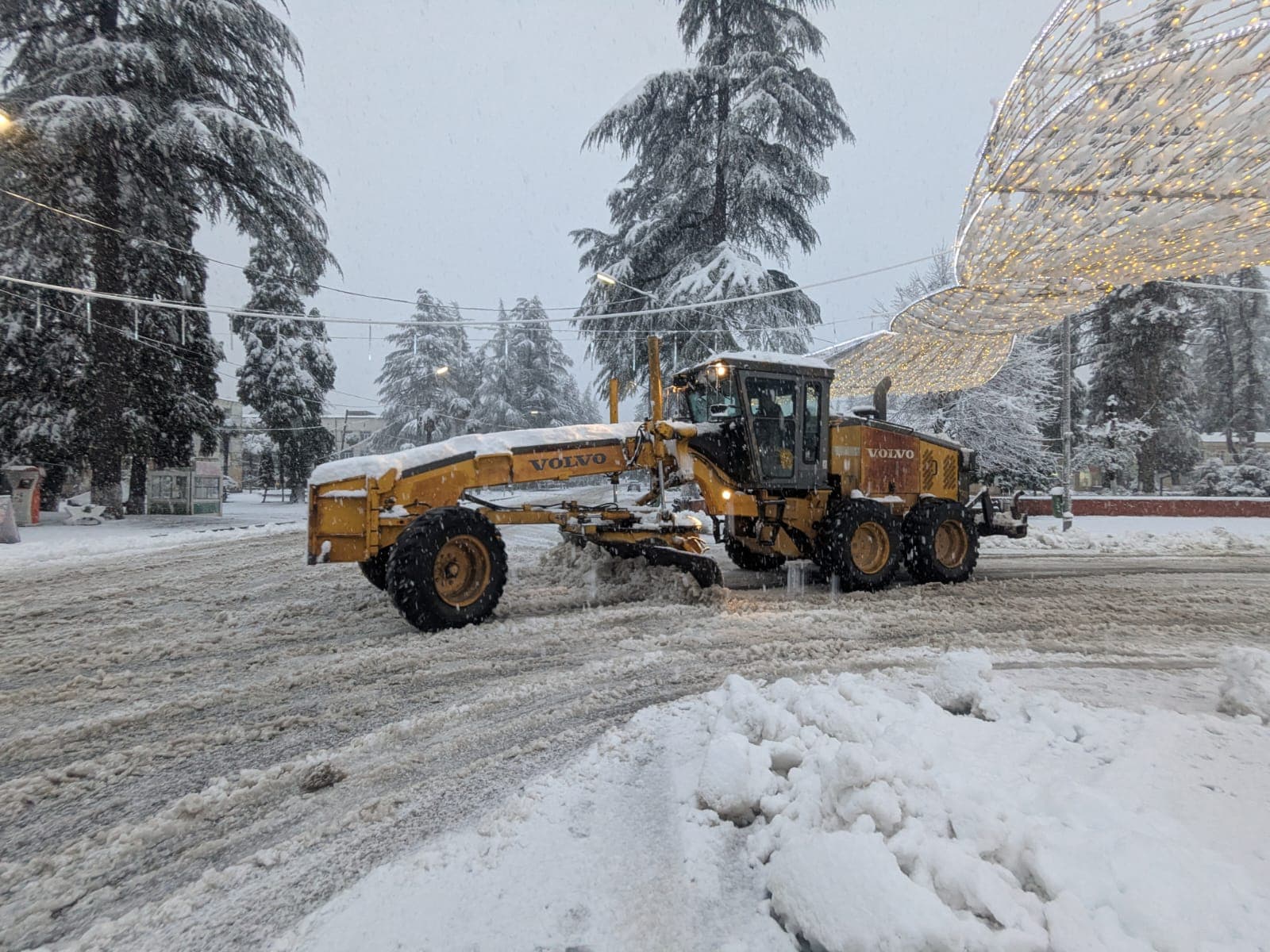 თოვლმა წალენჯიხაში აბონენტთა ნაწილისთვის ელექტრო ენერგიის გათიშვა გამოიწვია - რას ამბობენ მერიაში