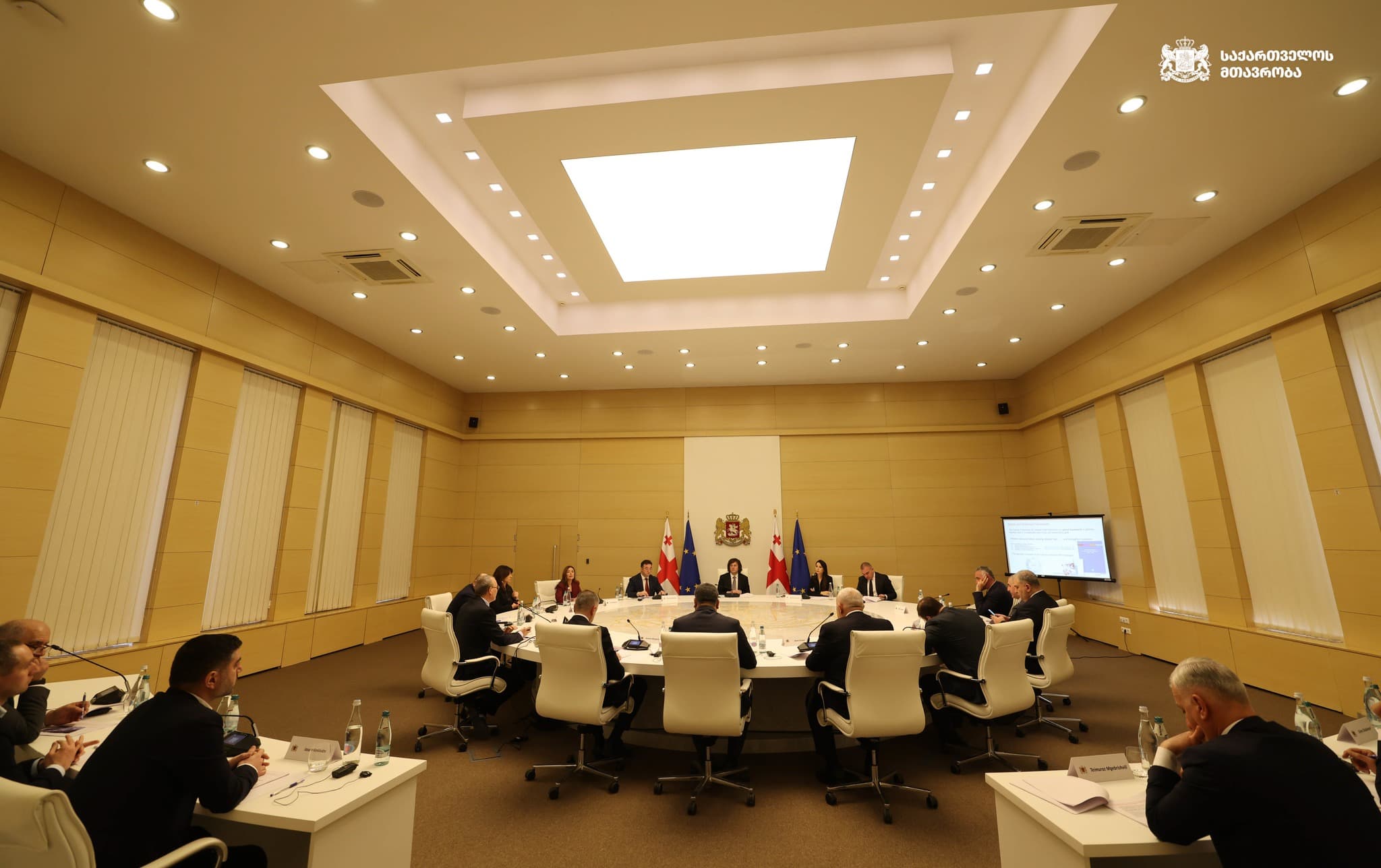 პრემიერ-მინისტრს შვეიცარიელმა ექსპერტმა მყინვარული ხეობების კვლევის შედეგები გააცნო - image 4