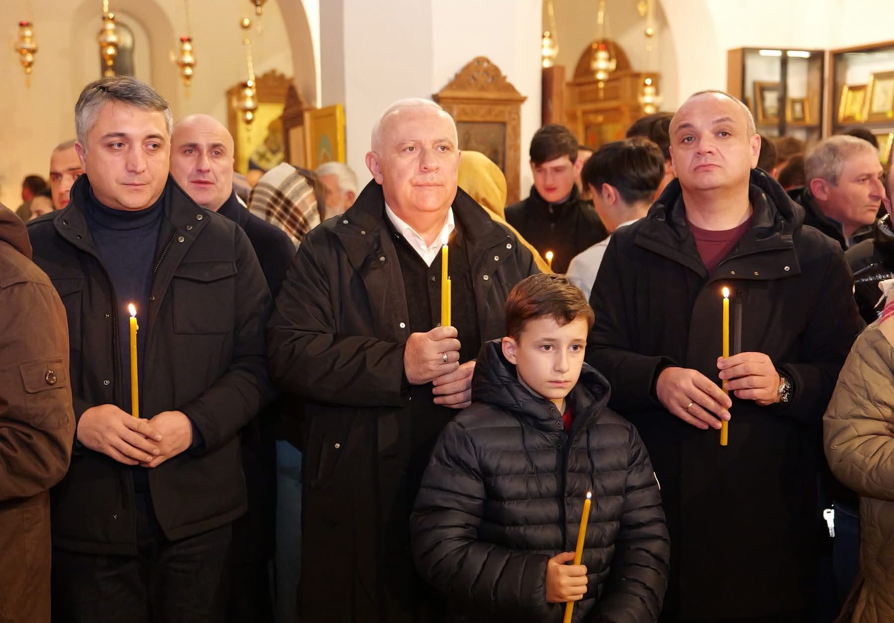 საშობაო ღვთისმსახურებას ზუგდიდში ხელისუფლების წარმომადგენლები დაესწრნენ - image 4