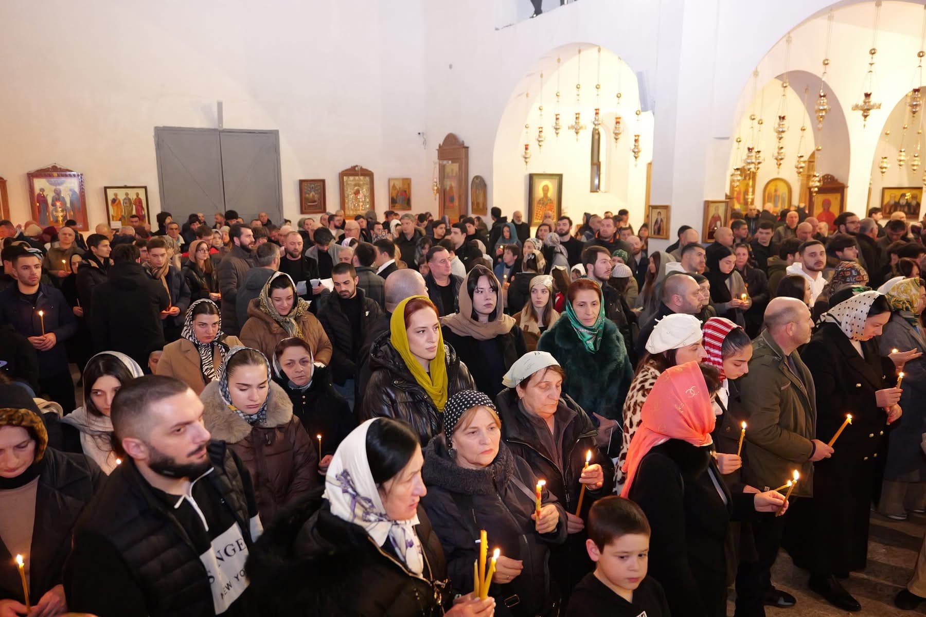 საშობაო ღვთისმსახურებას ზუგდიდში ხელისუფლების წარმომადგენლები დაესწრნენ - image 5