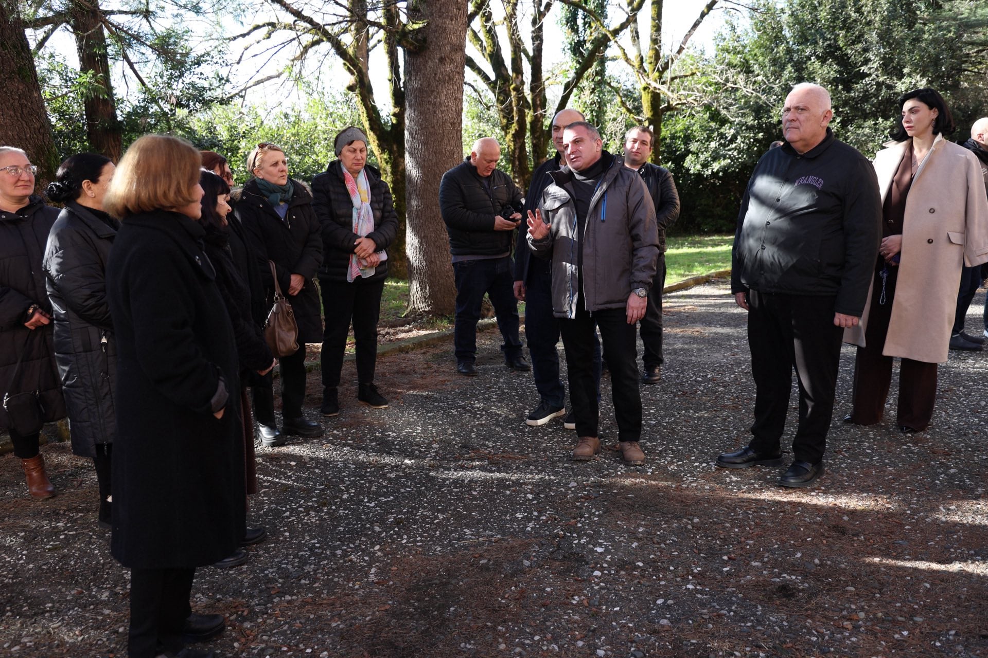 ინფრასტრუქტურის მინისტრი რევაზ სოხაძე, სამეგრელო-ზემო სვანეთის სახელმწიფო რწმუნებულ დავით ვერავა ხობის მუნიციპალიტეტის სოფელ ხამისკურის საჯარო სკოლის პედაგოგებს შეხვდა