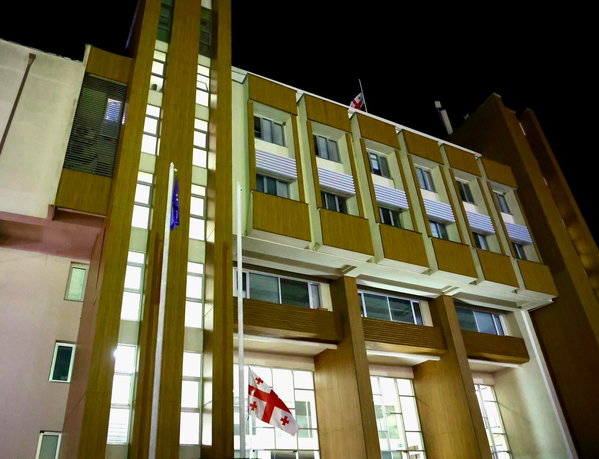 ოკუპაციის დღესთან დაკავშირებით რეგიონის ადმინისტრაციულ შენობებზე სახელმწიფო დროშები დაშვებულია