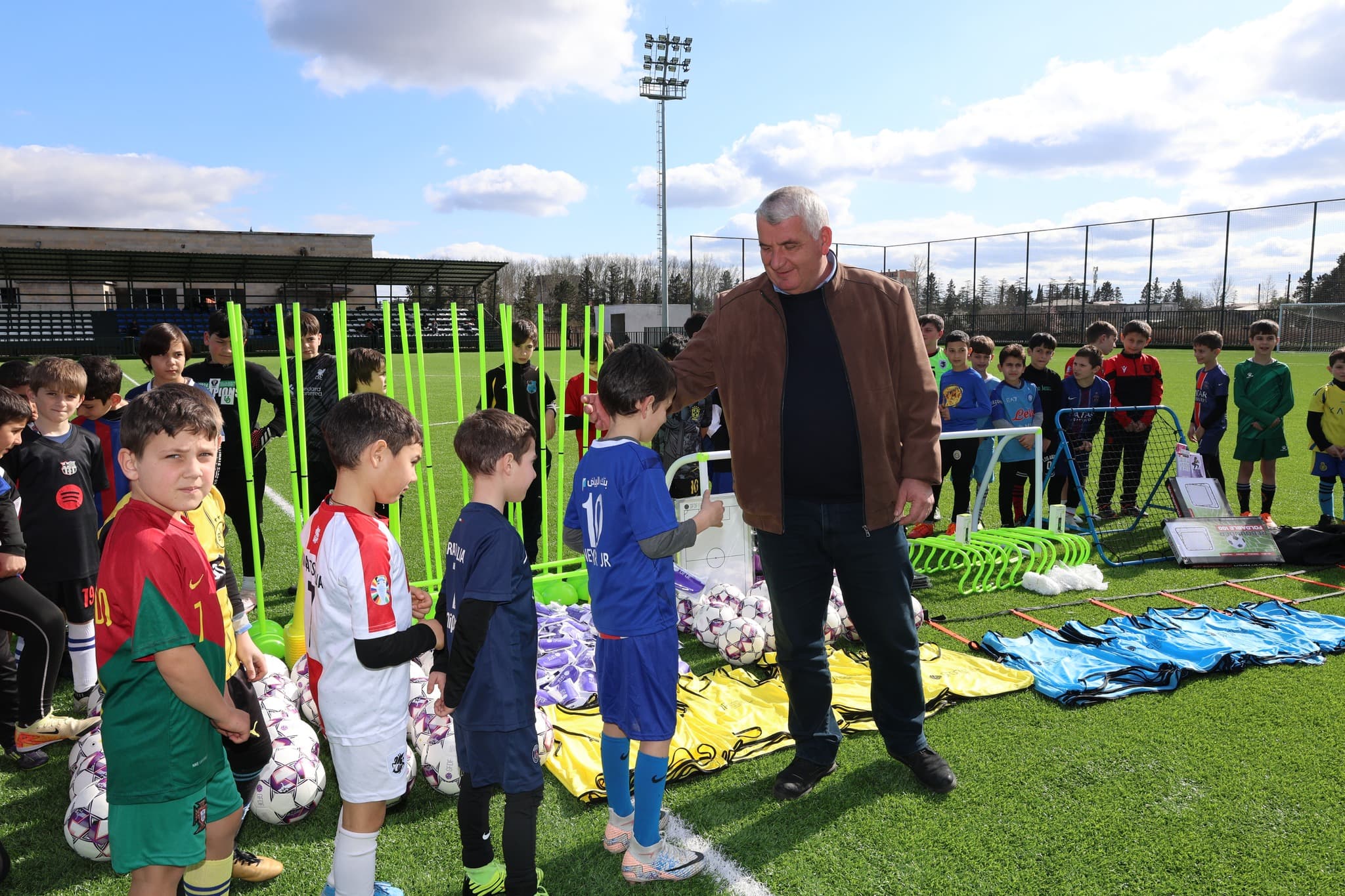 ხობის საფეხბურთო კლუბს სპორტის სამინისტროს მხარდაჭერით სპორტული ინვენტარი გადაეცა