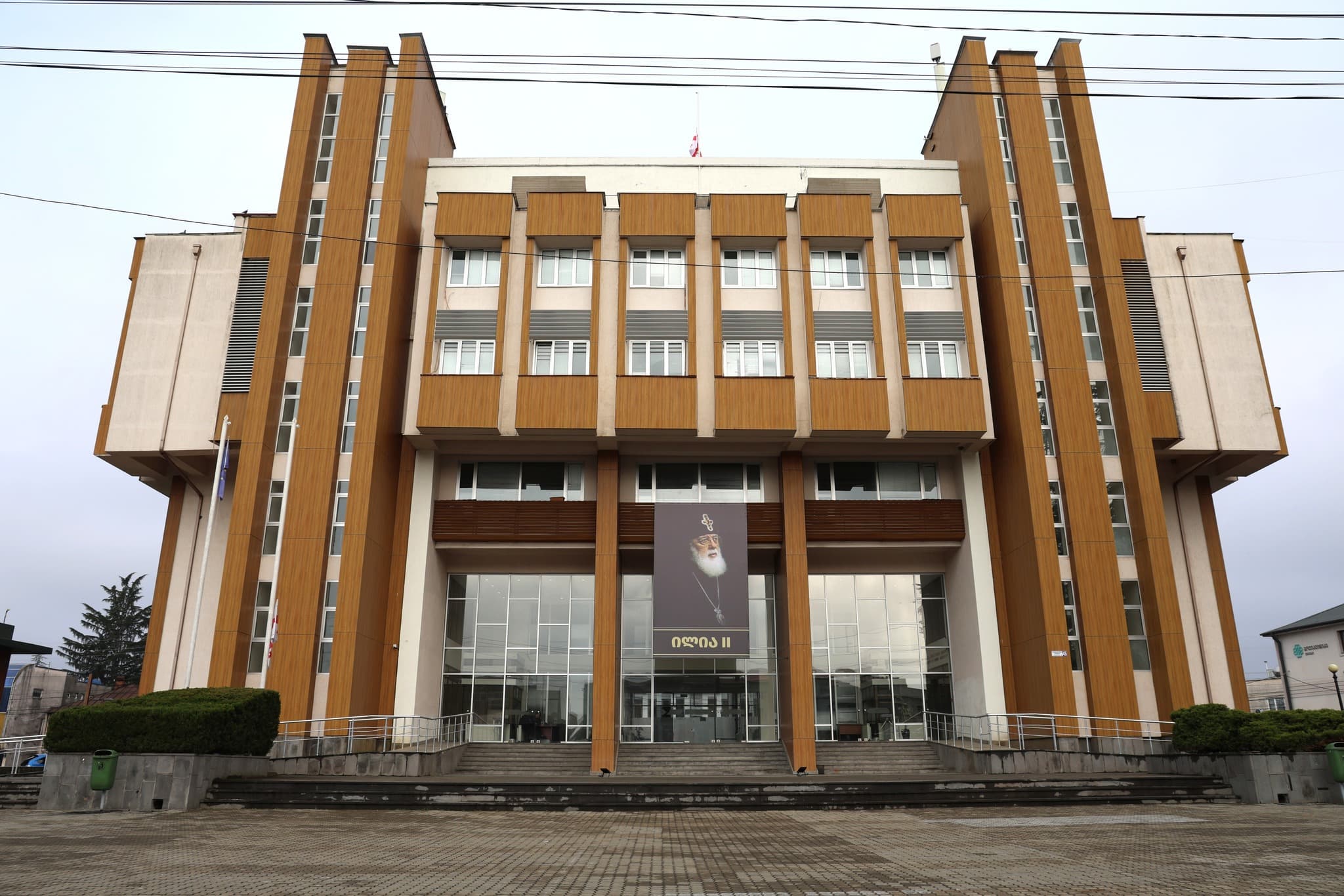 სამეგრელო-ზემო სვანეთის სახელმწიფო რწმუბნებულის ადმინისტრაციის შენობაზე პატრიარქის ბანერი განთავსდა - image 4