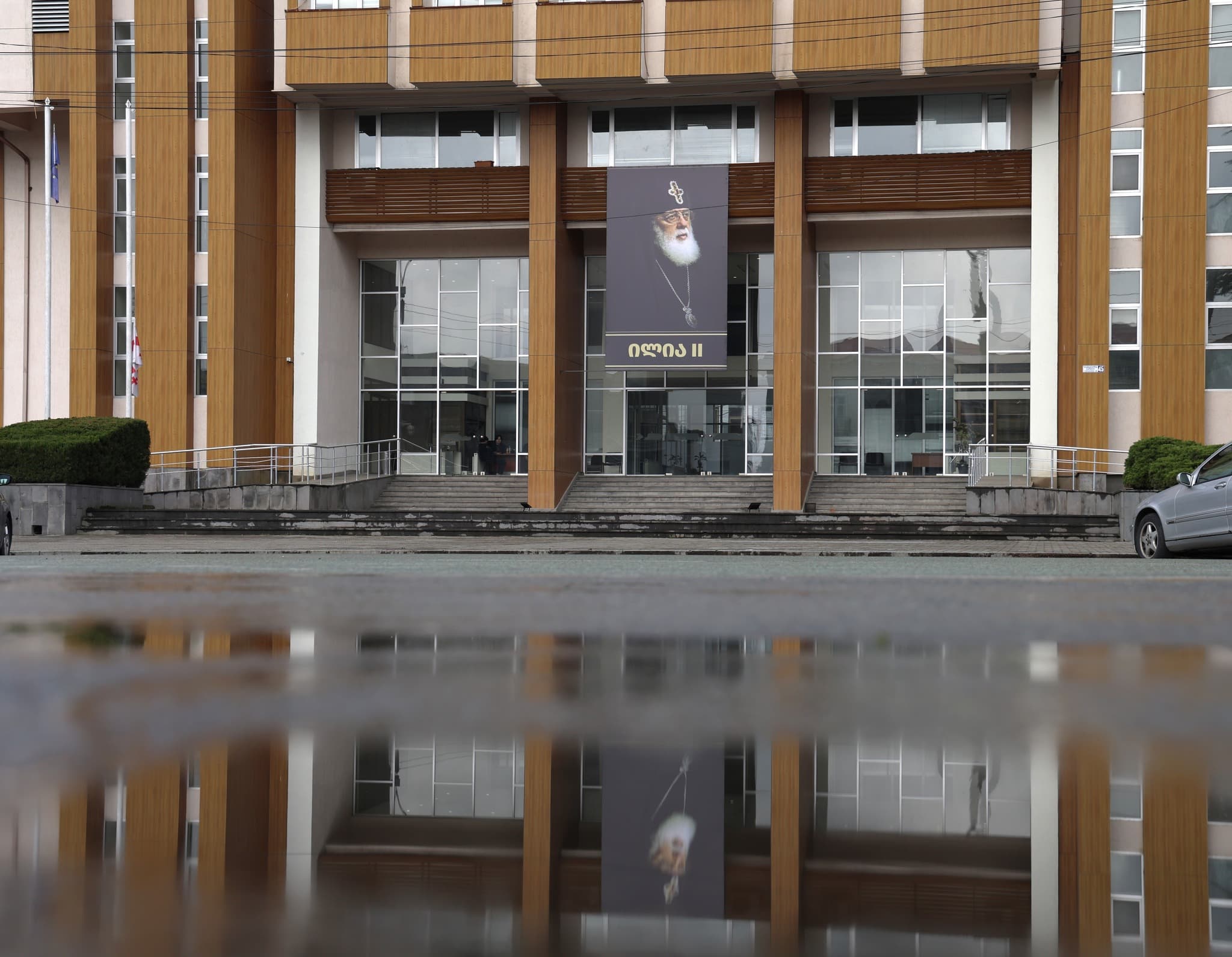 სამეგრელო-ზემო სვანეთის სახელმწიფო რწმუბნებულის ადმინისტრაციის შენობაზე პატრიარქის ბანერი განთავსდა - image 6