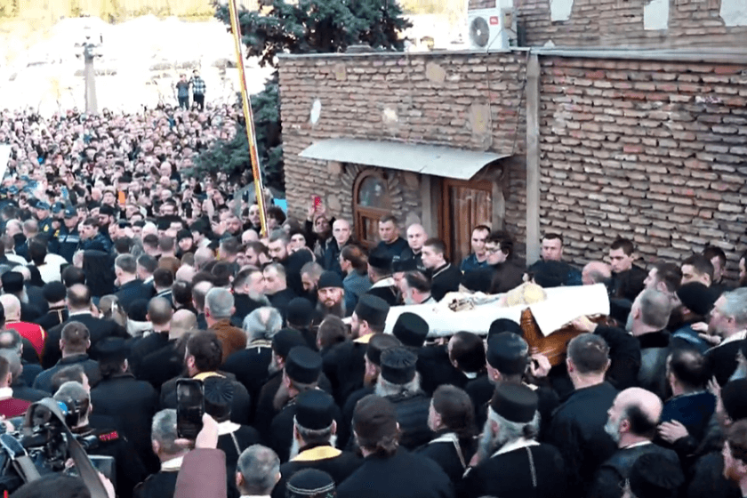 საპატრიარქოდან ყოვლადწმინდა სამების საკათედრო ტაძრისკენ ფეხით მსვლელობა დაიწყო