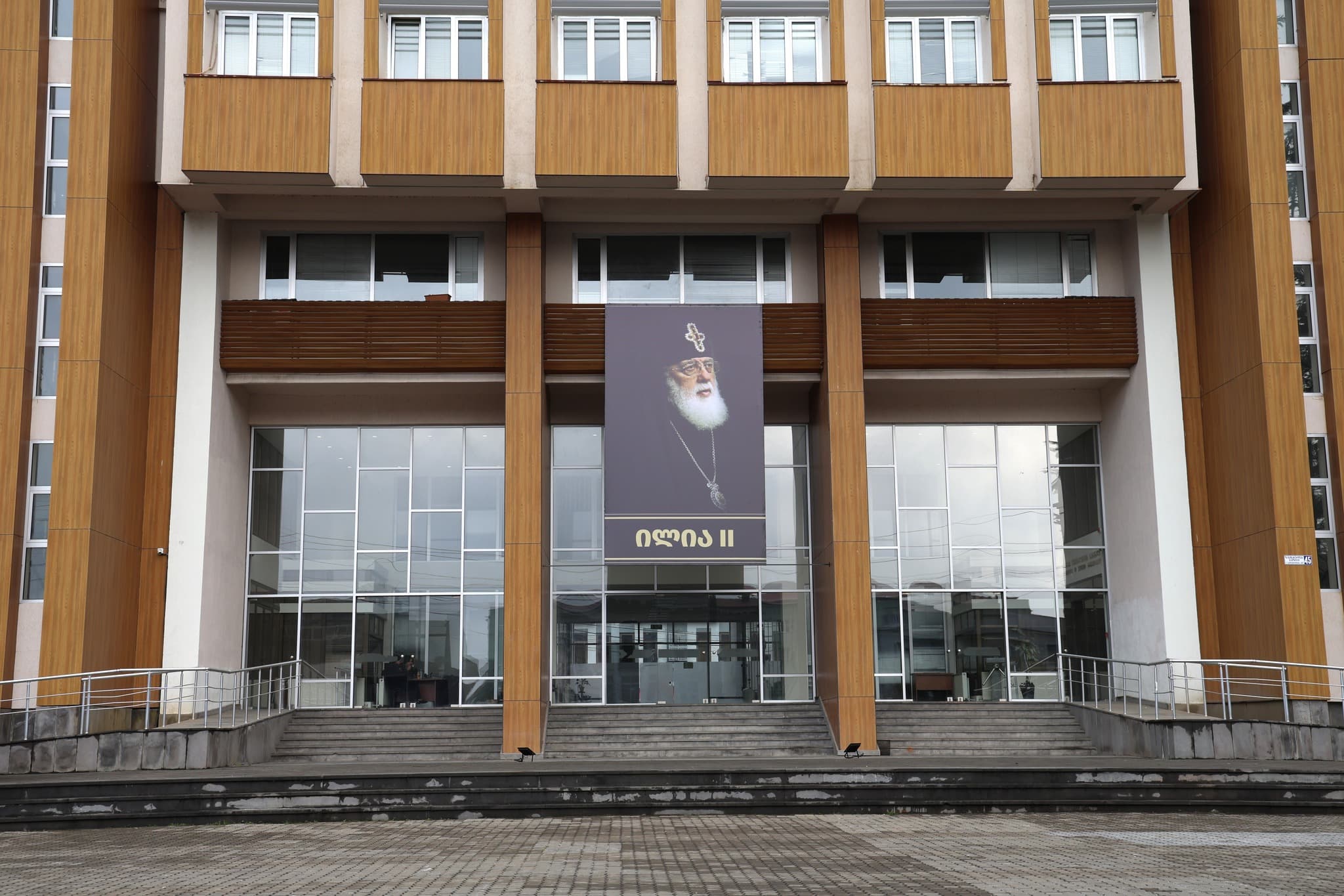 სამეგრელო-ზემო სვანეთის სახელმწიფო რწმუბნებულის ადმინისტრაციის შენობაზე პატრიარქის ბანერი განთავსდა - image 9