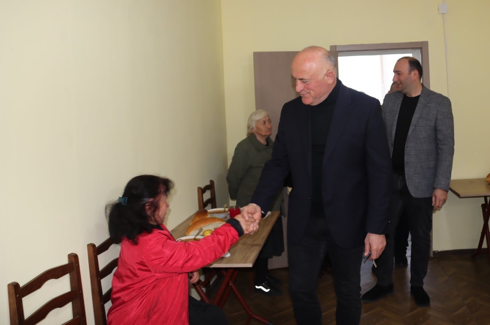 ჩხოროწყუს მერმა უფასო სასადილოში განახლებული ინფრასტრუქტურა დაათვალიერა