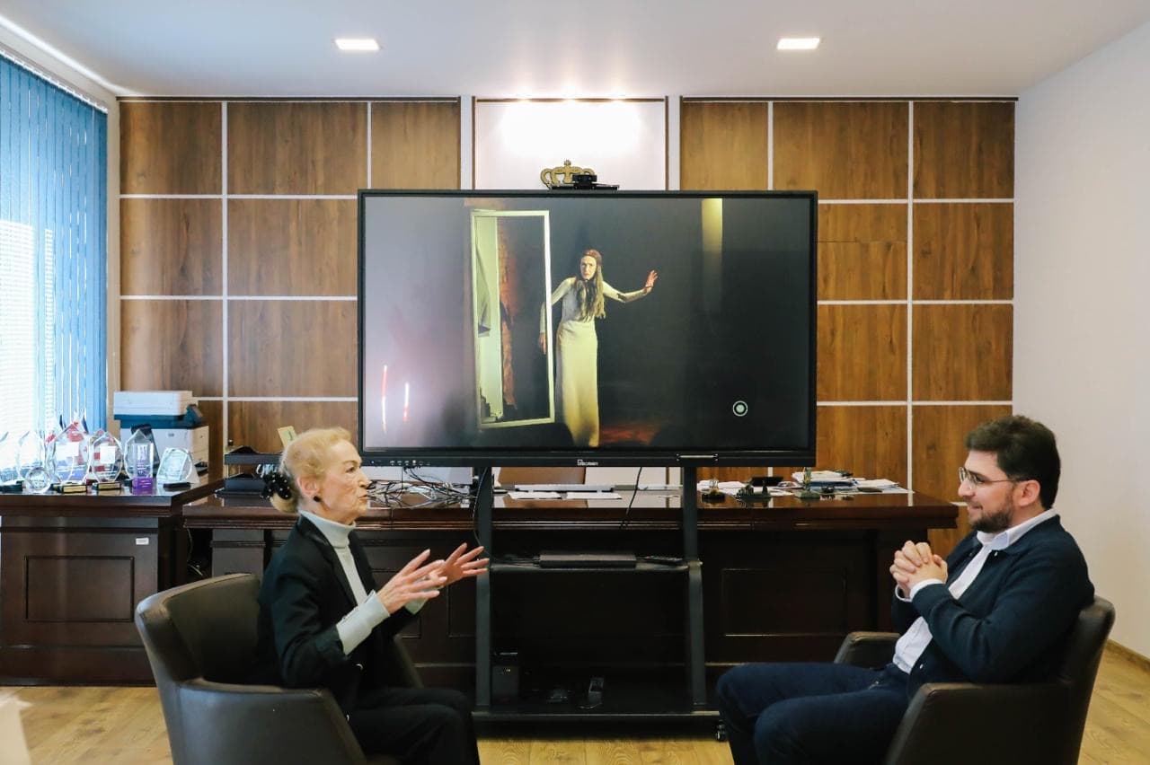 ფოთის მერმა ბექა ვაჭარაძემ ღვაწლმოსილ მსახიობს ნიარა ჭიჭინაძეს 80 წლის იუბილე მიულოცა - image 4