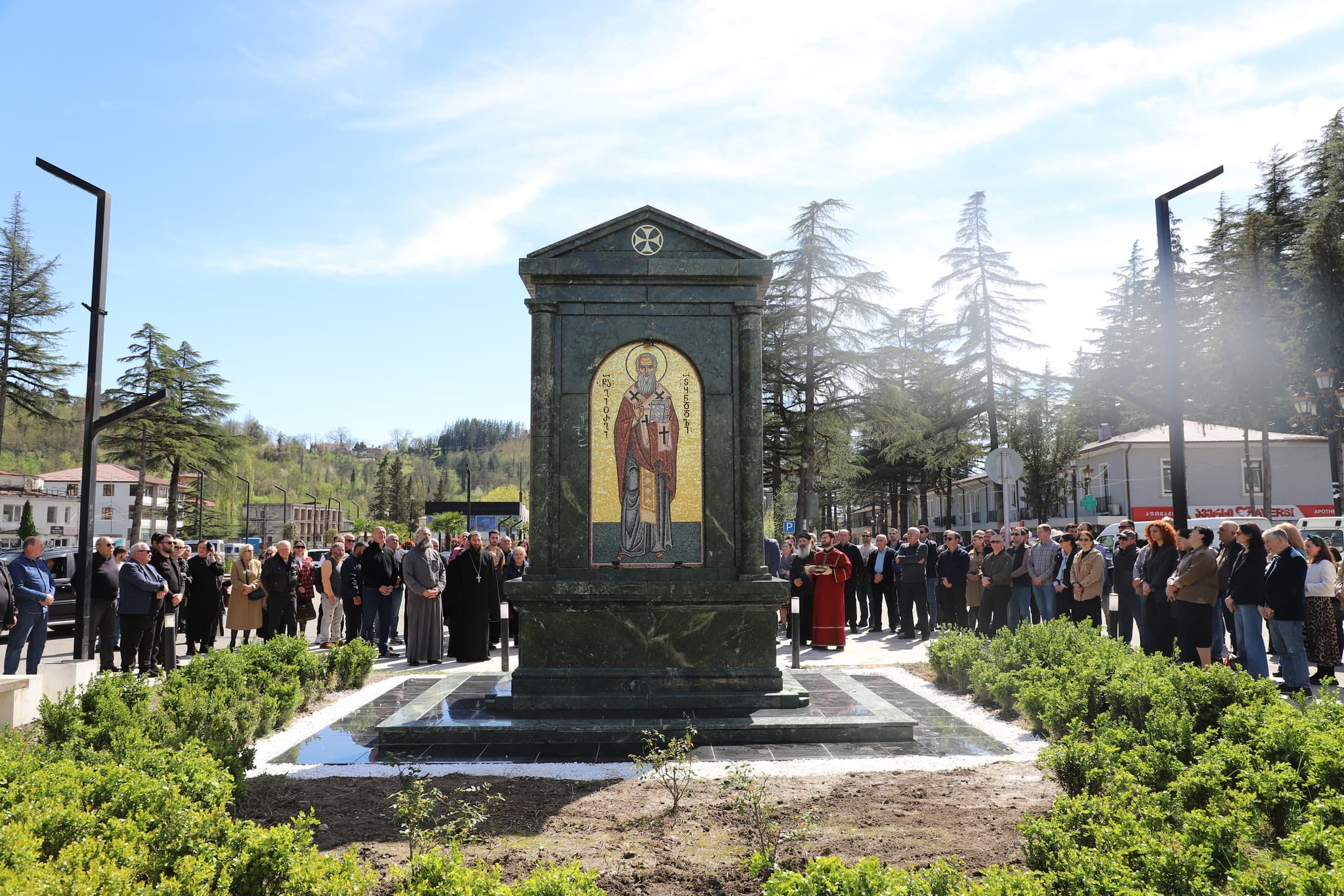 მარტვილში ქალაქის ცენტრში ღვთისმშობლის და გიორგი ჭყონდიდელის ხატები განთავსდა - image 2