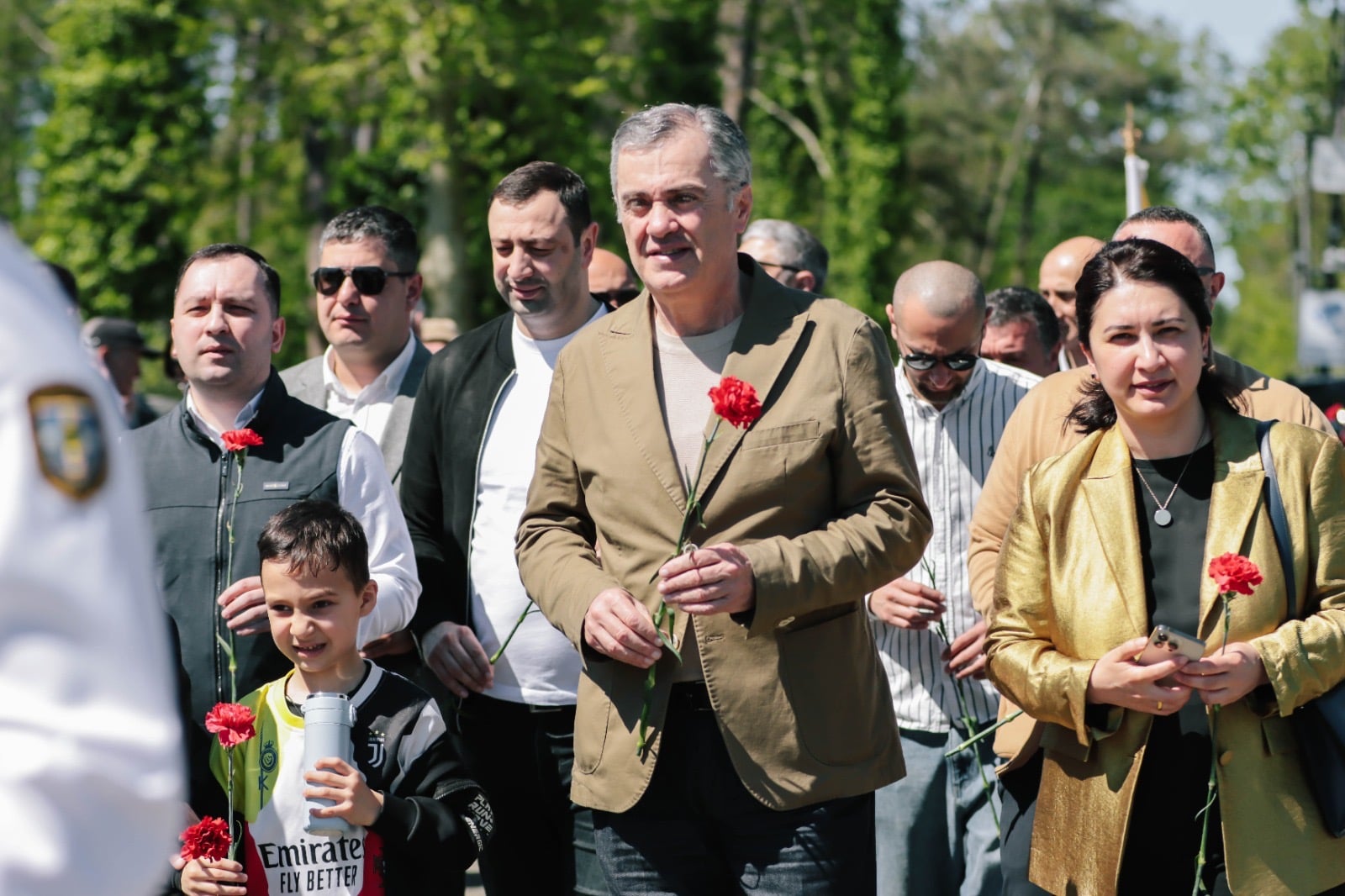 ფოთში, ფაშიზმზე გამარჯვების დღესთან დაკავშირებით ადგილობრივი ხელისუფლების წარმომადგენლებმა დიდების მემორიალი ყვავილებით შეამკეს