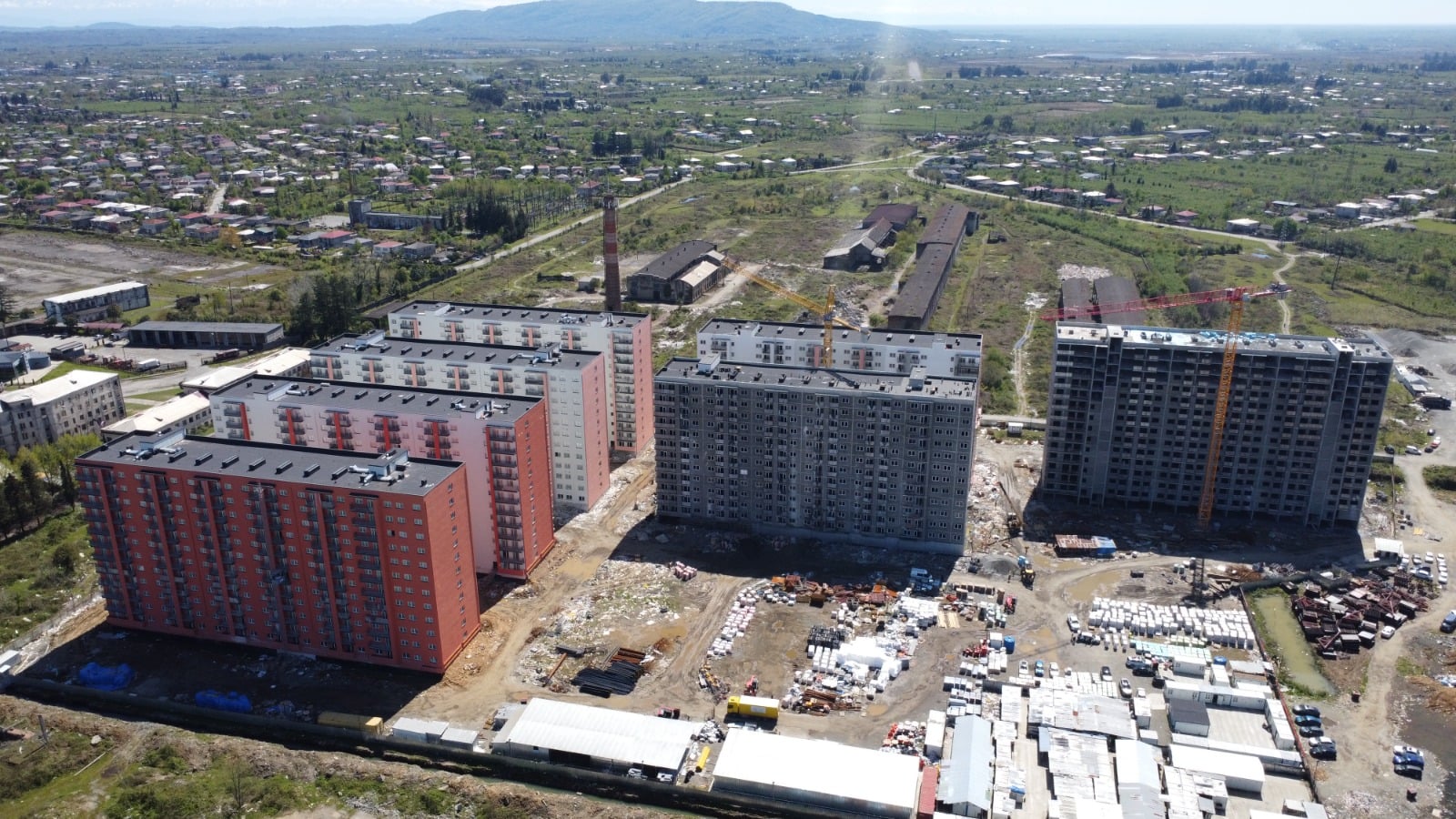 ზუგდიდში დევნილთათვის საცხოვრებელი კომპლექსის მშენებლობა მიმდინარეობს