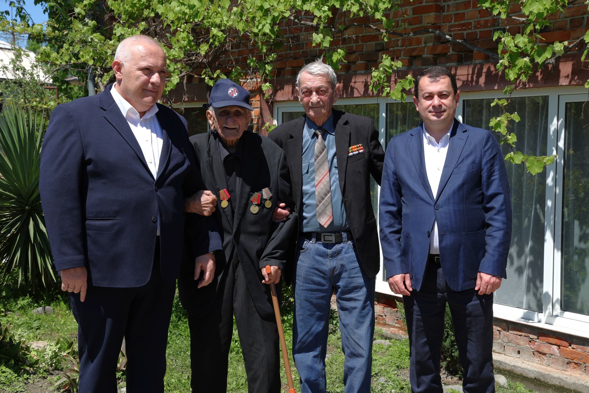 სახელმწიფო რწმუნებულმა დავით ვერავამ, ფაშიზმზე გამარჯვების დღე, მეორე მსოფლიო ომის მონაწილე დავით კაჭარავას მიულოცა - image 2