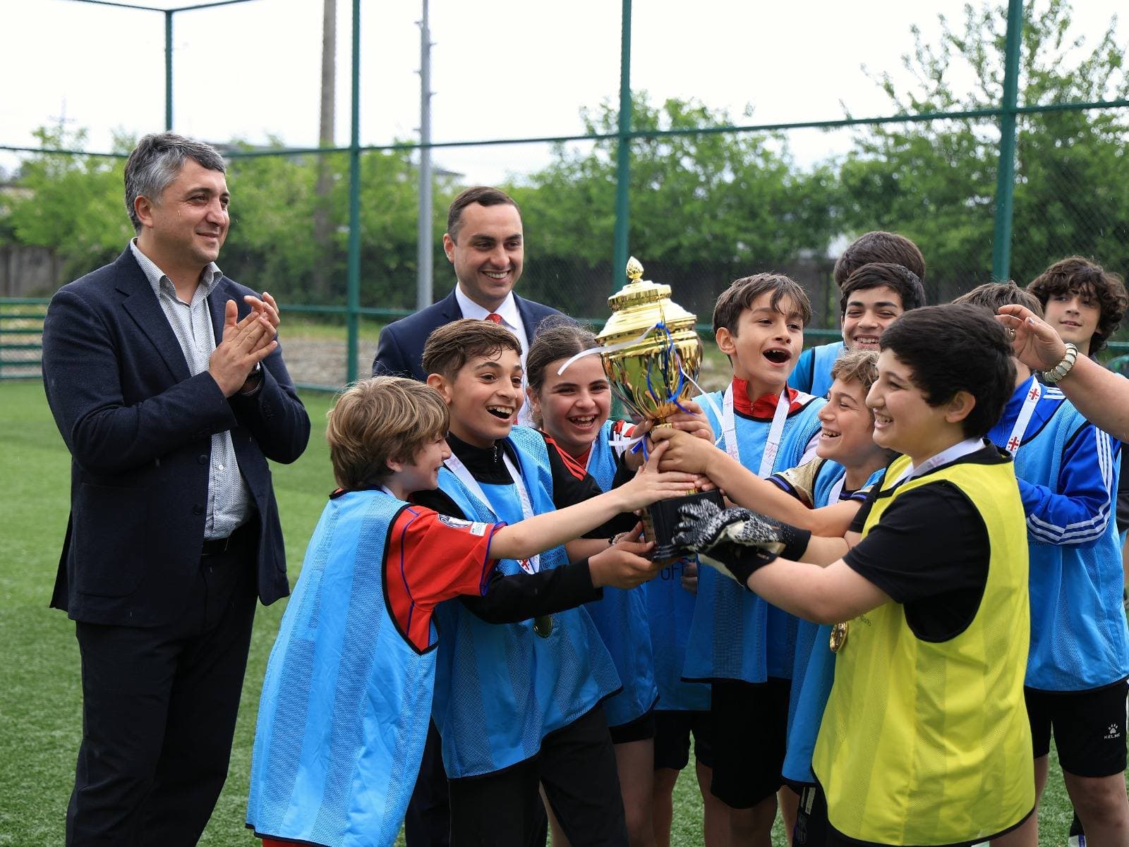 ზუგდიდში ბარამიას ქუჩაზე ახალი საფეხბურთო სტადიონი აშენდა - image 6