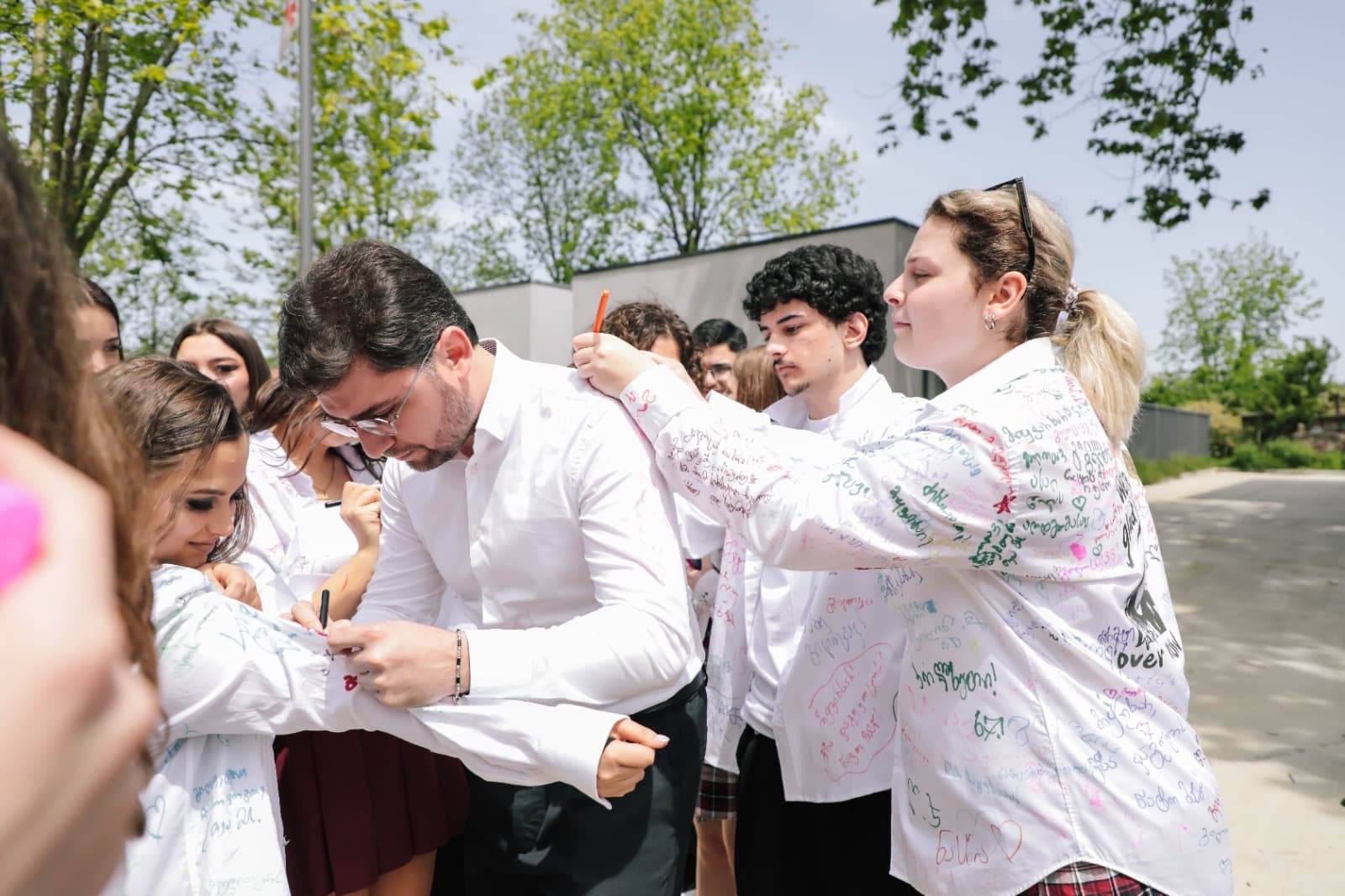 ფოთის მერმა მე-12 კლასელებს სკოლის დამთავრება მიულოცა - image 4