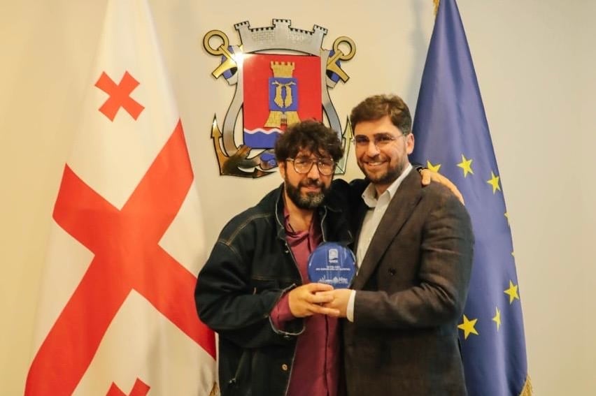 ბექა ვაჭარაძემ ფოთის თეატრის მსახიობს, ჯანო იზორიას საუკეთესო მსახიობის ჯილდოს მოპოვება მოულოცა