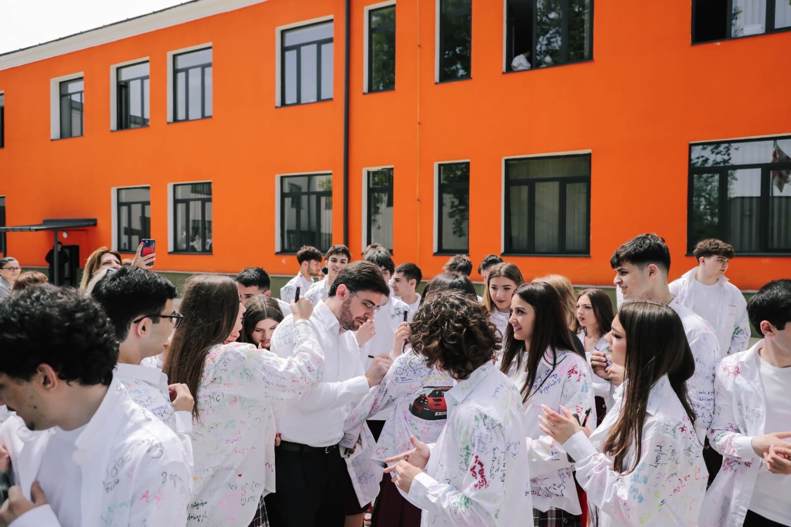 ფოთის მერმა მე-12 კლასელებს სკოლის დამთავრება მიულოცა - image 6