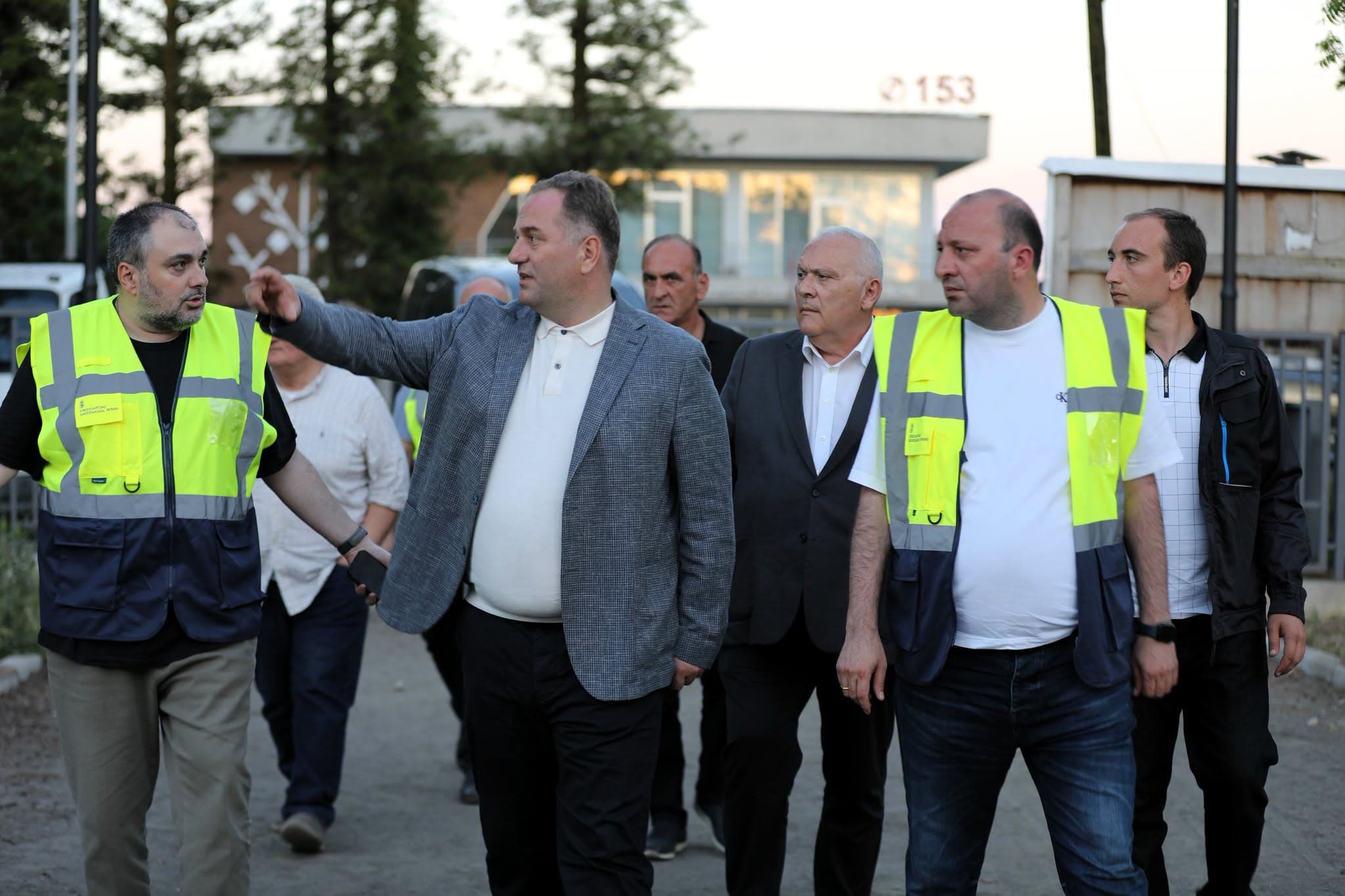 ნაწულუკუს და ჭიტაწყარის სკოლების მშენებლობა-რეაბილიტაციის პროცესს ხელისუფლების წარმომადგენლები გაეცნენ - image 2