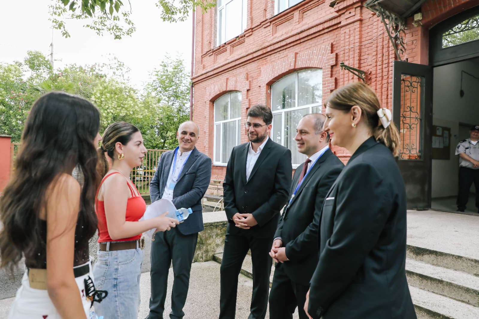 ფოთის მერი: „ყველა აბიტურიენტს ვუსურვებ სიმშვიდეს, თავდაჯერებულობასა და იმ წარმატების მიღწევას, რომლისთვისაც თავდაუზოგავად შრომობდნენ“ - image 2