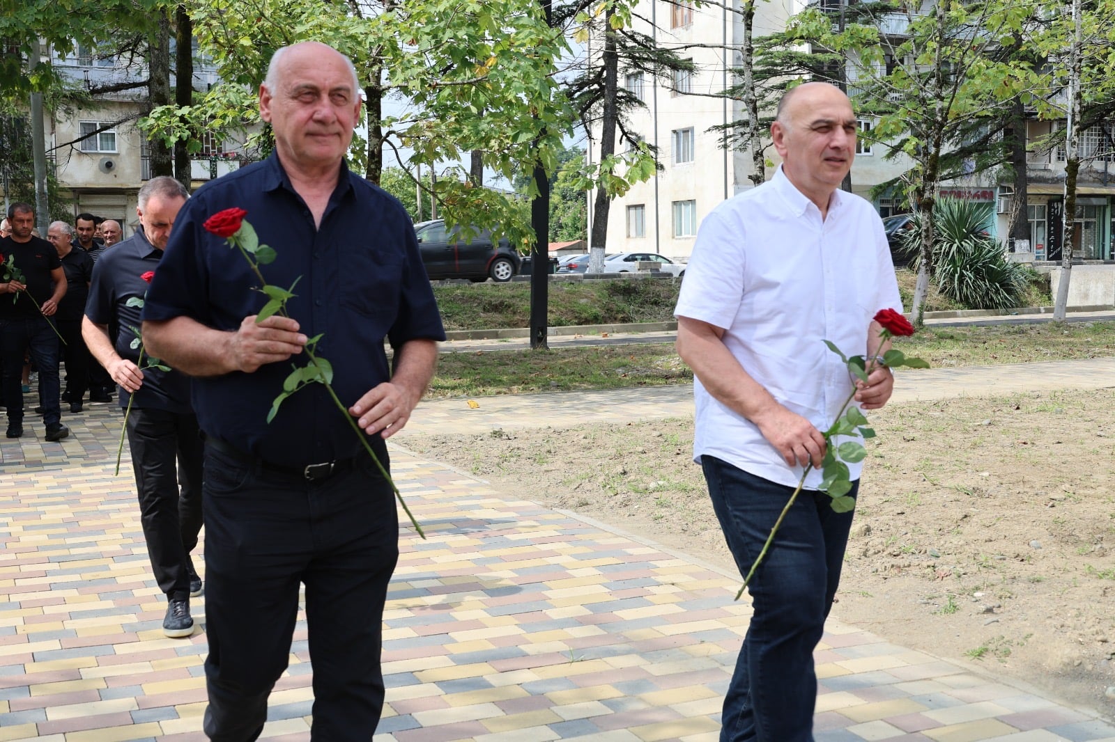 ხობის მერმა დავით ბუკიამ აგვისტოს ომში დაღუპულთა ხსოვნას პატივი მიაგო