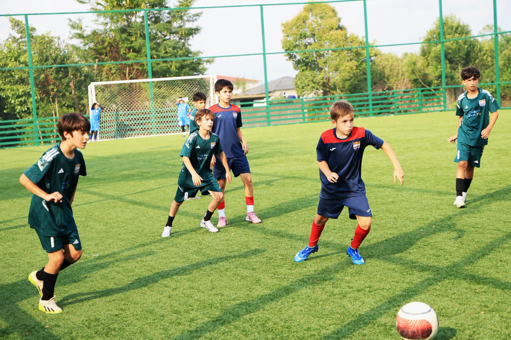 ზუგდიდში, ჯავახიშვილის ქუჩაზე და ცაიშის ადმინისტრაციულ ერთეულში ახალი სპორტული მოედანები გაიხსნა - image 5