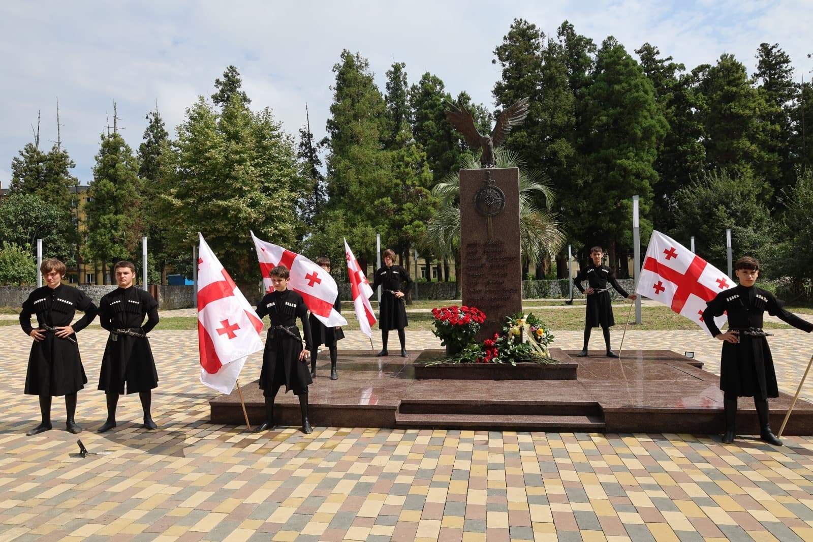 ხობის მერმა დავით ბუკიამ აგვისტოს ომში დაღუპულთა ხსოვნას პატივი მიაგო - image 2