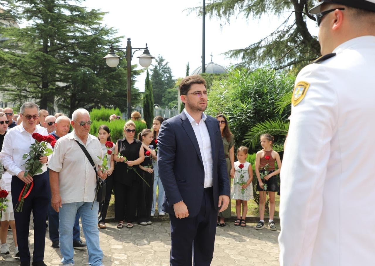 ფოთის მერი: „ქედს ვიხრი ჩვენი გმირების ხსოვნის წინაშე. მათი სახელები, თავდადება და გმირობა არასოდეს მიეცემა დავიწყებას“ - image 3