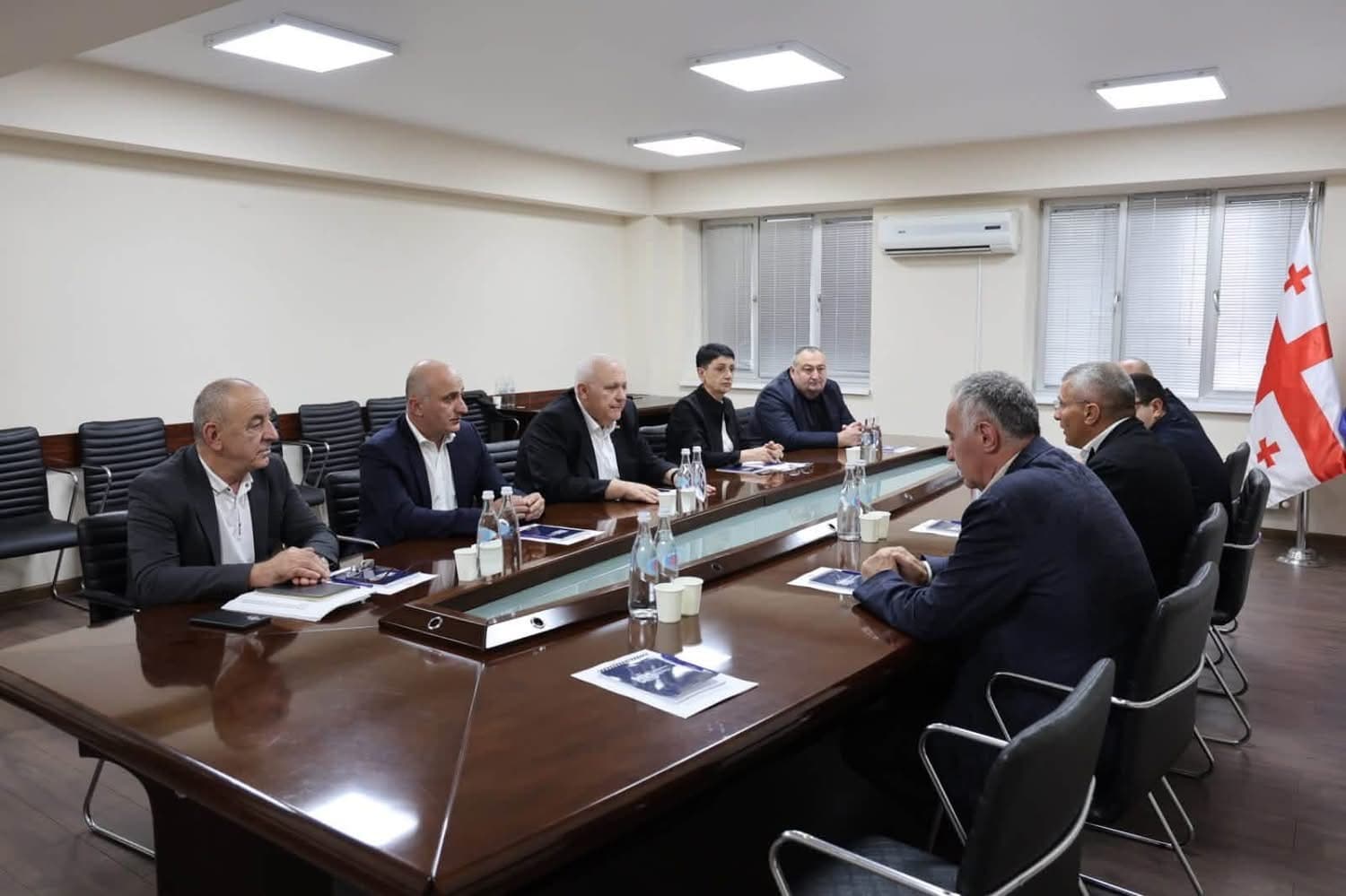 მამუკა მდინარაძე სამეგრელო-ზემო სვანეთის მხარეში სახელმწიფო რწმუნებულს და მის მოადგილეებს შეხვდა - image 2