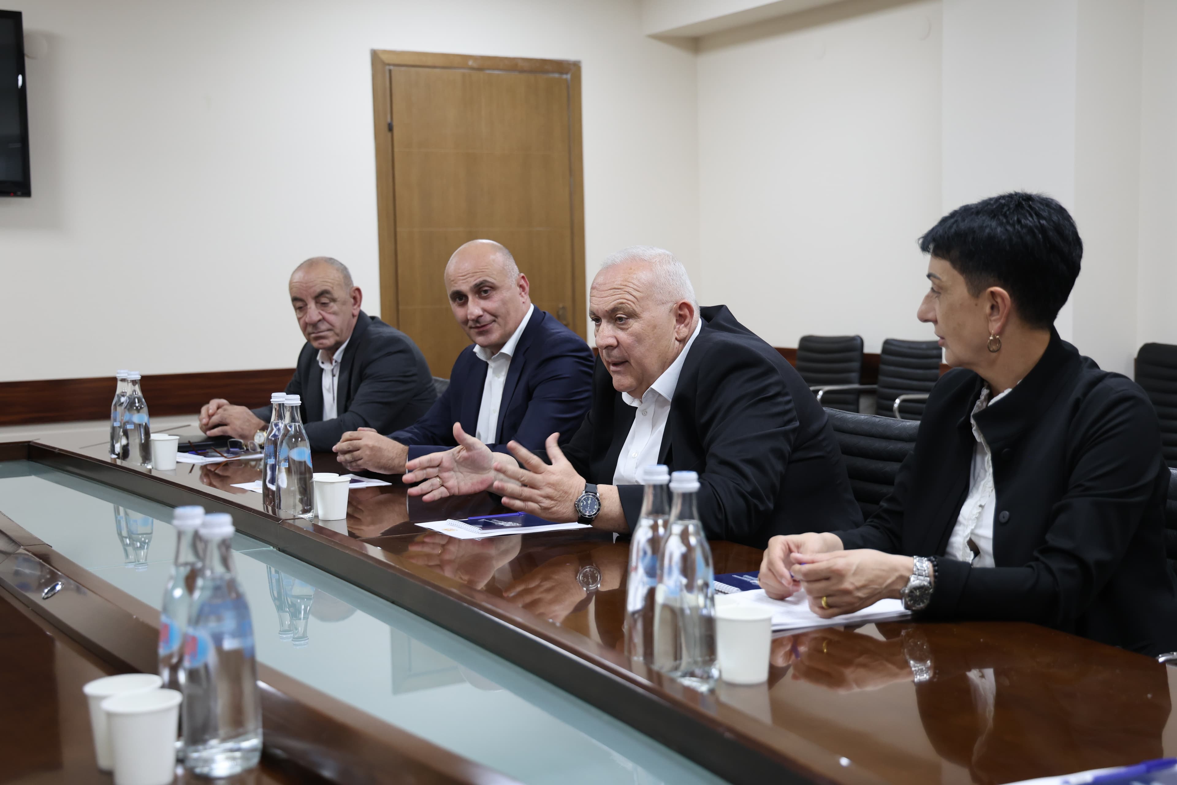 მამუკა მდინარაძე სამეგრელო-ზემო სვანეთის მხარეში სახელმწიფო რწმუნებულს და მის მოადგილეებს შეხვდა - image 3