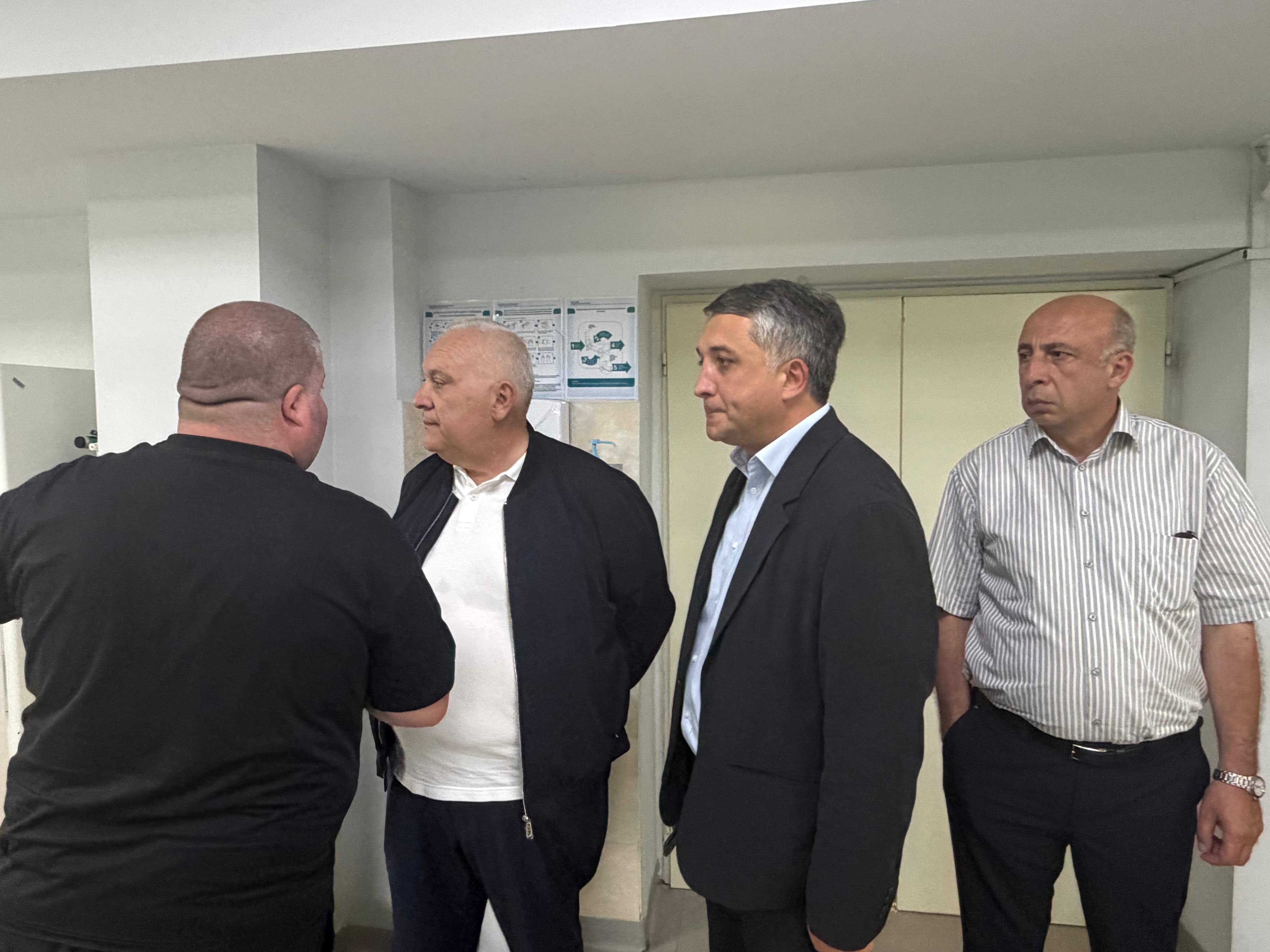 ზუგდიდში გაზგასამართ პუნქტთან მომხდარი აფეთქების შედეგად დაშავებულები სახელმწიფო რწმუნებულმა და ზუგდიდის მერმა მოინახულეს - image 5
