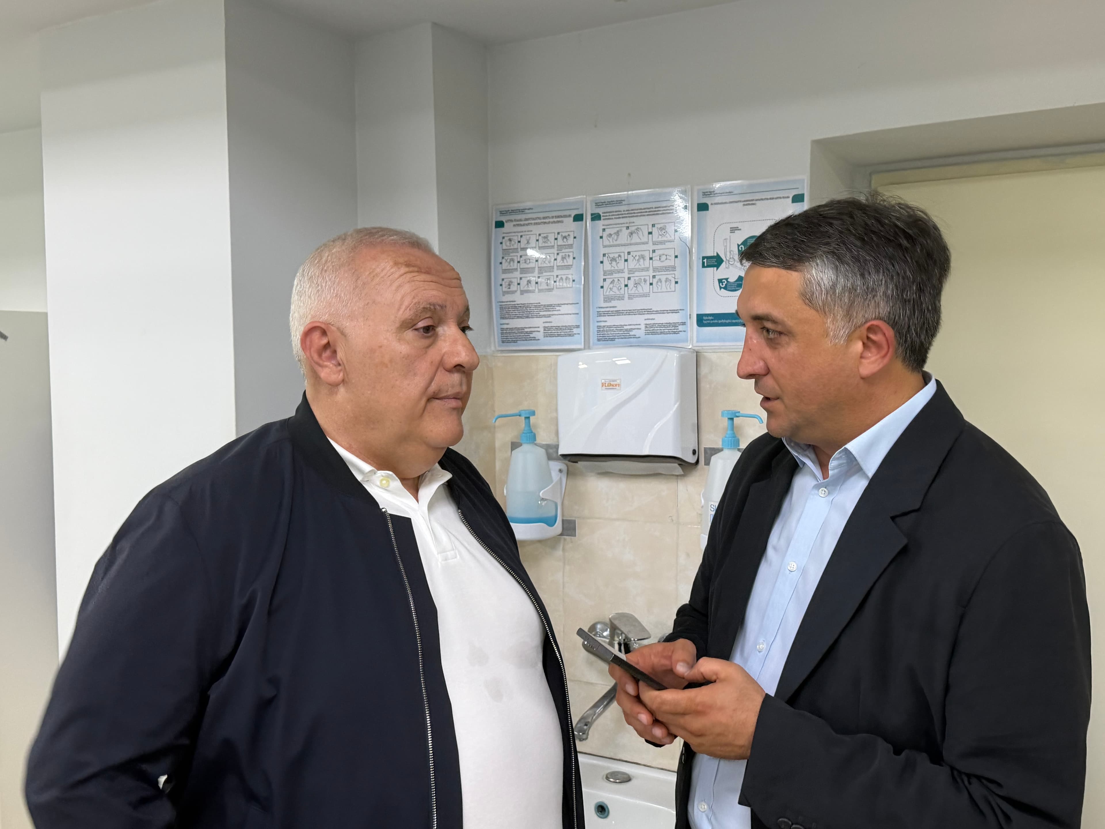 ზუგდიდში გაზგასამართ პუნქტთან მომხდარი აფეთქების შედეგად დაშავებულები სახელმწიფო რწმუნებულმა და ზუგდიდის მერმა მოინახულეს - image 4