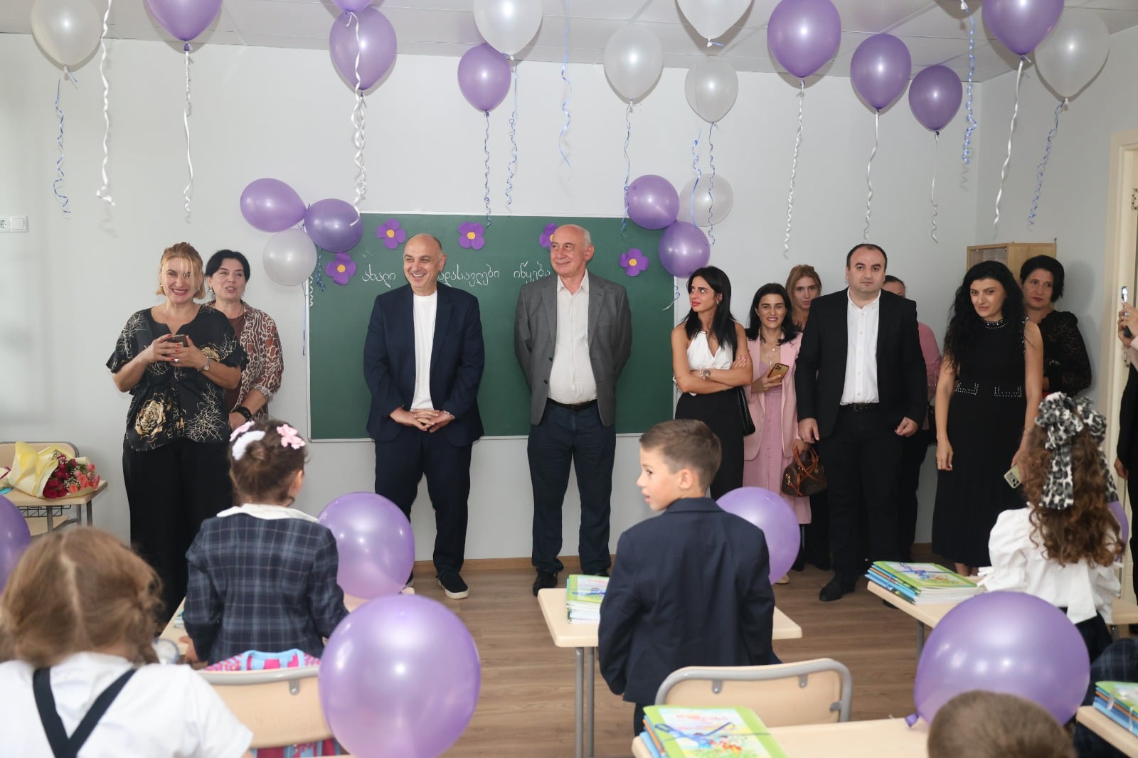 ხობში 208 პირველკლასელმა სასკოლო ცხოვრება დაიწყო