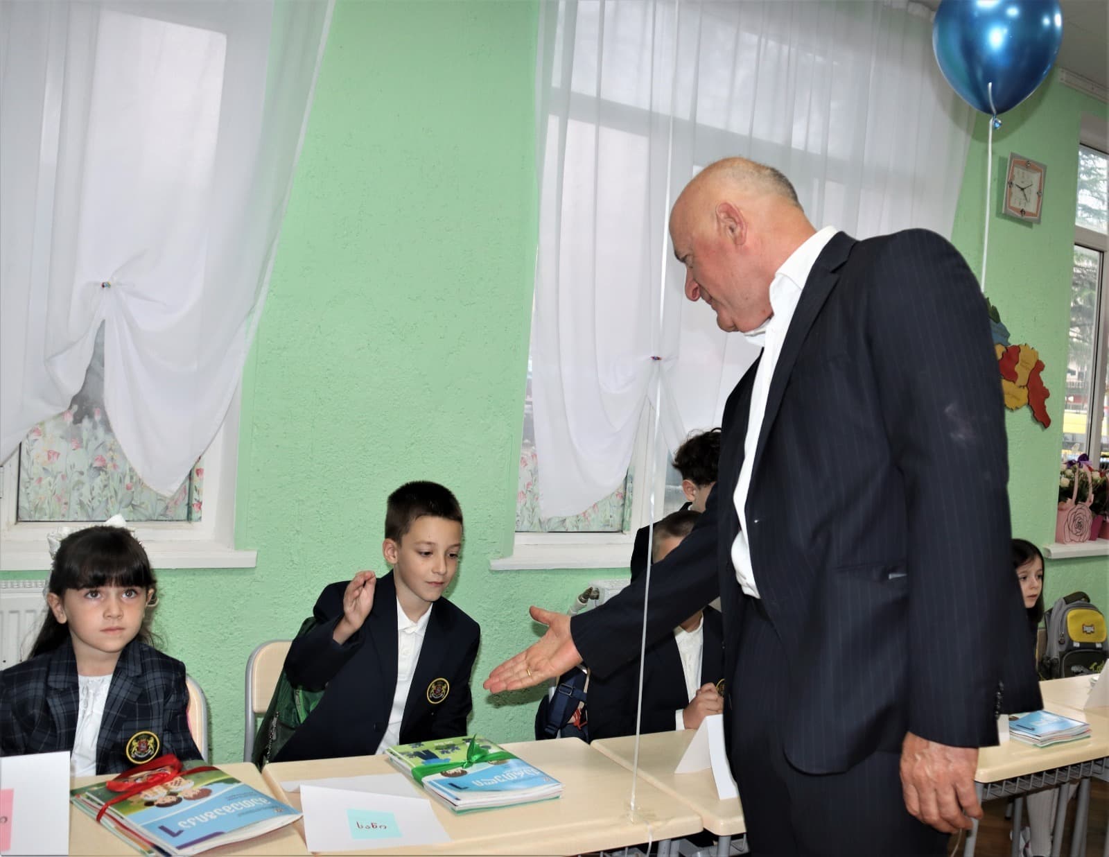 ჩხოროწყუში 144 პირველკლასელმა სასკოლო ცხოვრება დაიწყო - image 2