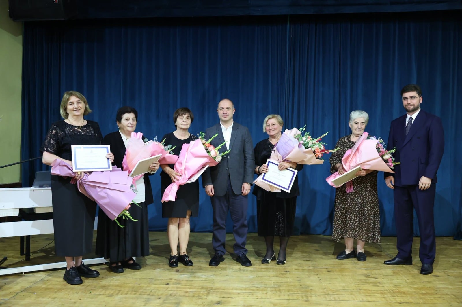 ბექა ვაჭარაძე: „ჩვენთვის განსაკუთრებით მნიშვნელოვანია როგორც პედაგოგებისა და აღმზრდელების შრომის დაფასება, ასევე მათთვის და ჩვენი ბავშვებისთვის ღირსეული და თანამედროვე საგანმანათლებლო გარემოს შექმნა.“